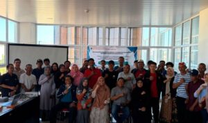 Dosen Prodi Budidaya Perairan FIKP Unhas bersama masyarakat pembudidaya rumput laut usai penyampaian materi dalam kegiatan pengabdian kepada masyarakat di Gedung Ammatoa, Kabupaten Bulukumba, Sulsel. Foto Antara