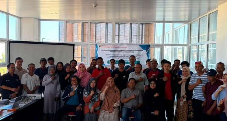 Dosen Prodi Budidaya Perairan FIKP Unhas bersama masyarakat pembudidaya rumput laut usai penyampaian materi dalam kegiatan pengabdian kepada masyarakat di Gedung Ammatoa, Kabupaten Bulukumba, Sulsel. Foto Antara