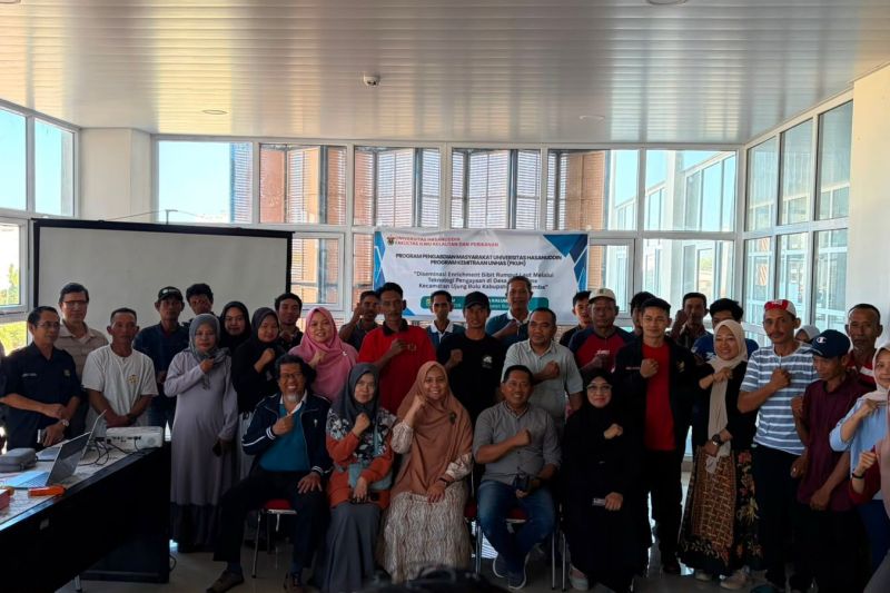 Dosen Prodi Budidaya Perairan FIKP Unhas bersama masyarakat pembudidaya rumput laut usai penyampaian materi dalam kegiatan pengabdian kepada masyarakat di Gedung Ammatoa, Kabupaten Bulukumba, Sulsel. Foto Antara