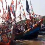 Sejumlah kapal nelayan berlayar mengiringi prosesi larung sesaji sebagai bagian dari perayaan nadran di perairan Desa Pantai Bahagia, Kecamatan Muaragembong, Kabupaten Bekasi, Selasa (14/7/2026). Sumber foto: Antara