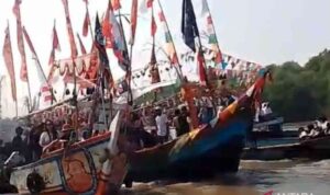 ISejumlah kapal nelayan berlayar mengiringi prosesi larung sesaji sebagai bagian dari perayaan nadran di perairan Desa Pantai Bahagia, Kecamatan Muaragembong, Kabupaten Bekasi, Selasa (14/7/2026). Sumber foto: Antara Sejumlah kapal nelayan berlayar mengiringi prosesi larung sesaji sebagai bagian dari perayaan nadran di perairan Desa Pantai Bahagia, Kecamatan Muaragembong, Kabupaten Bekasi, Selasa (14/7/2026). Sumber foto: Antara