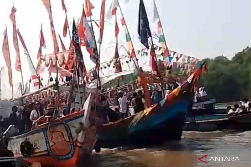 ISejumlah kapal nelayan berlayar mengiringi prosesi larung sesaji sebagai bagian dari perayaan nadran di perairan Desa Pantai Bahagia, Kecamatan Muaragembong, Kabupaten Bekasi, Selasa (14/7/2026). Sumber foto: Antara Sejumlah kapal nelayan berlayar mengiringi prosesi larung sesaji sebagai bagian dari perayaan nadran di perairan Desa Pantai Bahagia, Kecamatan Muaragembong, Kabupaten Bekasi, Selasa (14/7/2026). Sumber foto: Antara