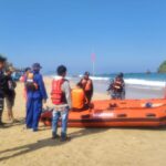 Tim SAR gabungan bersiap melakukan pencarian korban tenggelam di Pantai Pulau Merah Banyuwangi, Jawa Timur. Kamis (16/7/2026). Sumber foto: Antara