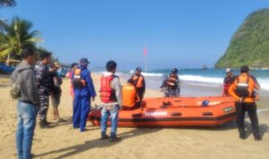 Tim SAR gabungan bersiap melakukan pencarian korban tenggelam di Pantai Pulau Merah Banyuwangi, Jawa Timur. Kamis (16/7/2026). Sumber foto: Antara Tim SAR gabungan bersiap melakukan pencarian korban tenggelam di Pantai Pulau Merah Banyuwangi, Jawa Timur. Kamis (16/7/2026). Sumber foto: Antara
