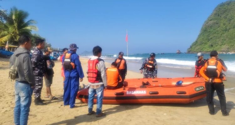 Tim SAR gabungan bersiap melakukan pencarian korban tenggelam di Pantai Pulau Merah Banyuwangi, Jawa Timur. Kamis (16/7/2026). Sumber foto: Antara