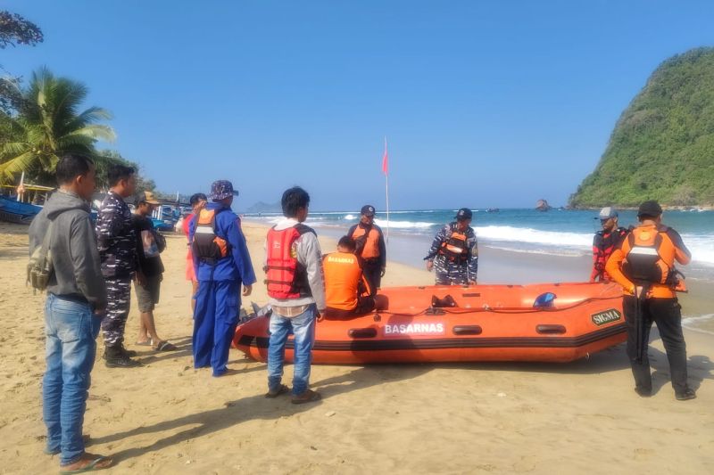 Tim SAR gabungan bersiap melakukan pencarian korban tenggelam di Pantai Pulau Merah Banyuwangi, Jawa Timur. Kamis (16/7/2026). Sumber foto: Antara Tim SAR gabungan bersiap melakukan pencarian korban tenggelam di Pantai Pulau Merah Banyuwangi, Jawa Timur. Kamis (16/7/2026). Sumber foto: Antara