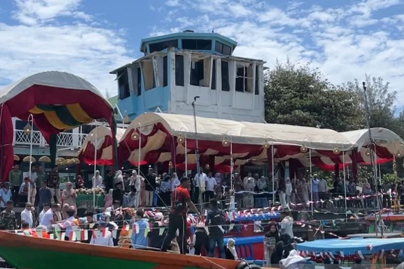 Para nelayan Banda Aceh saat melaksanakan festival kenduri laot sebagai upaya merawat dan melestarikan adat dan budaya laut Aceh, di Banda Aceh, Rabu (22/7/2026). Sumber foto: Antara