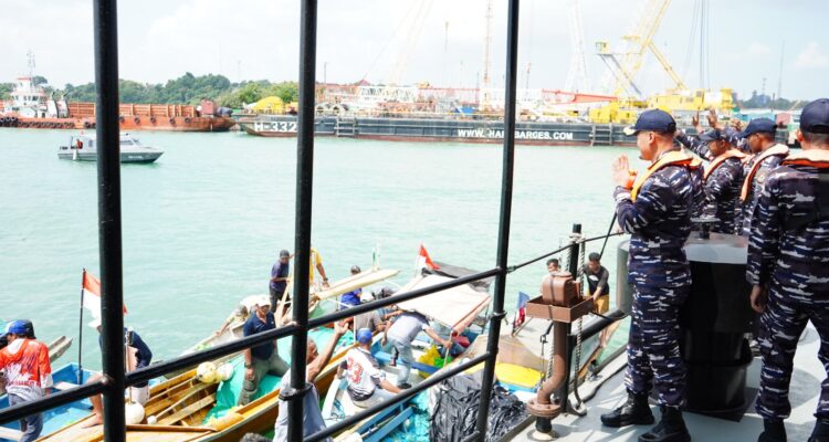 Kodaeral IV saqt menggelar aksi peduli lingkungan dan bakti sosial bertajuk "Aku Cinta Laut" di Pantai Lapangan Tembak Cakra Kodaeral IV, Batam, Rabu (29/7/2026). Sumber foto: Penkodaeral IV.