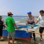 Personel Satuan Polisi Air dan Udara (Satpolairud) Polres Parigi Moutong memberikan edukasi kepada masyarakat di wilayah pesisir untuk mencegah praktik penangkapan ikan ilegal atau illegal fishing. Sumber foto: Antara