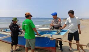 Personel Satuan Polisi Air dan Udara (Satpolairud) Polres Parigi Moutong memberikan edukasi kepada masyarakat di wilayah pesisir untuk mencegah praktik penangkapan ikan ilegal atau illegal fishing. Sumber foto: Antara Personel Satuan Polisi Air dan Udara (Satpolairud) Polres Parigi Moutong memberikan edukasi kepada masyarakat di wilayah pesisir untuk mencegah praktik penangkapan ikan ilegal atau illegal fishing. Sumber foto: Antara