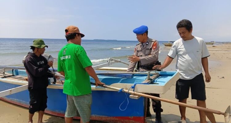 Personel Satuan Polisi Air dan Udara (Satpolairud) Polres Parigi Moutong memberikan edukasi kepada masyarakat di wilayah pesisir untuk mencegah praktik penangkapan ikan ilegal atau illegal fishing. Sumber foto: Antara