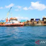 Kapal Tongkang yang memuat kabel listrik yang dibangun dibawah laut yang menghubungkan Desa Ilangata dengan Pulau Dudepo, Kecamatan Anggrek, Kabupaten Gorontalo Utara, Kamis (9/7/2026). Foto Antara