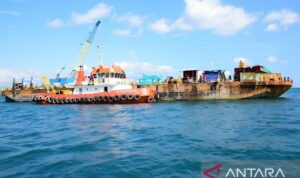 Kapal Tongkang yang memuat kabel listrik yang dibangun dibawah laut yang menghubungkan Desa Ilangata dengan Pulau Dudepo, Kecamatan Anggrek, Kabupaten Gorontalo Utara, Kamis (9/7/2026). Foto Antara Kapal Tongkang yang memuat kabel listrik yang dibangun dibawah laut yang menghubungkan Desa Ilangata dengan Pulau Dudepo, Kecamatan Anggrek, Kabupaten Gorontalo Utara, Kamis (9/7/2026). Foto Antara