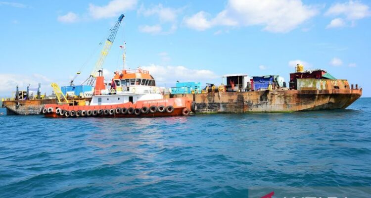 Kapal Tongkang yang memuat kabel listrik yang dibangun dibawah laut yang menghubungkan Desa Ilangata dengan Pulau Dudepo, Kecamatan Anggrek, Kabupaten Gorontalo Utara, Kamis (9/7/2026). Foto Antara