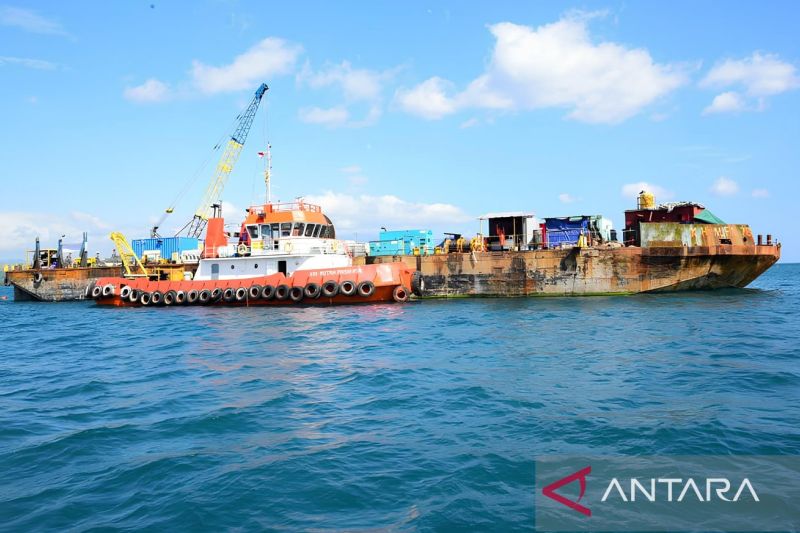 Kapal Tongkang yang memuat kabel listrik yang dibangun dibawah laut yang menghubungkan Desa Ilangata dengan Pulau Dudepo, Kecamatan Anggrek, Kabupaten Gorontalo Utara, Kamis (9/7/2026). Foto Antara Kapal Tongkang yang memuat kabel listrik yang dibangun dibawah laut yang menghubungkan Desa Ilangata dengan Pulau Dudepo, Kecamatan Anggrek, Kabupaten Gorontalo Utara, Kamis (9/7/2026). Foto Antara