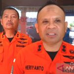 Head of the Gorontalo SAR Office Heriyanto delivers a press statement on the search for a capsized speedboat in the Gulf of Tomini on Saturday (July 25, 2026). Photo Source: Antara News Agency
