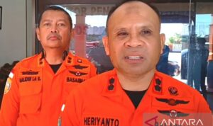 Head of the Gorontalo SAR Office Heriyanto delivers a press statement on the search for a capsized speedboat in the Gulf of Tomini on Saturday (July 25, 2026). Photo Source: Antara News Agency