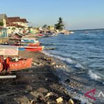 Sejumlah kapal nelayan bersandar di pesisir laut Gorontalo tanpa aktivitas melaut akibat kondisi angin dan gelombang tinggi yang masih terjadi, Kamis (30/7/2026). Sumber foto: Antara