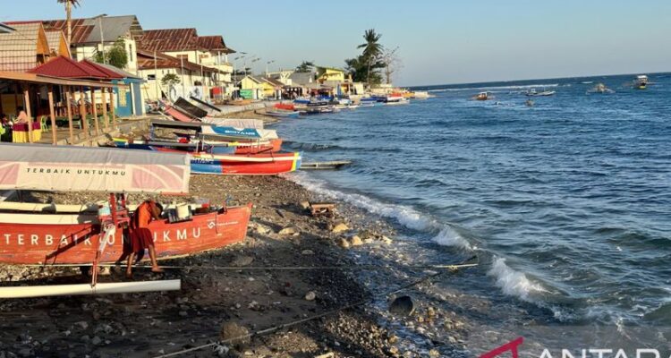 Sejumlah kapal nelayan bersandar di pesisir laut Gorontalo tanpa aktivitas melaut akibat kondisi angin dan gelombang tinggi yang masih terjadi, Kamis (30/7/2026). Sumber foto: Antara