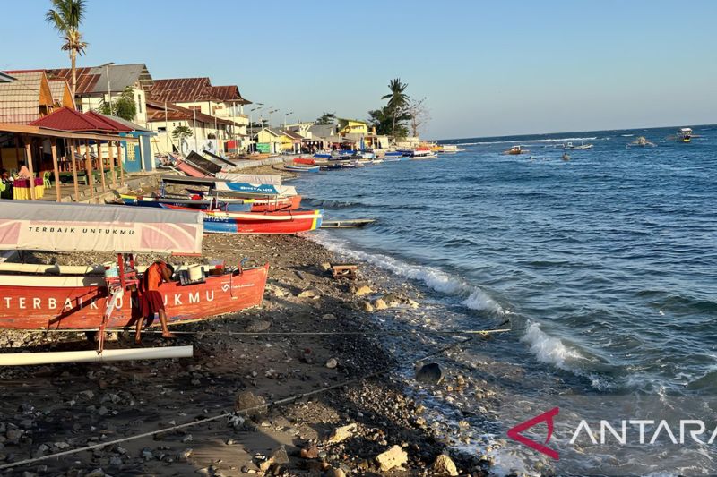 Sejumlah kapal nelayan bersandar di pesisir laut Gorontalo tanpa aktivitas melaut akibat kondisi angin dan gelombang tinggi yang masih terjadi, Kamis (30/7/2026). Sumber foto: Antara