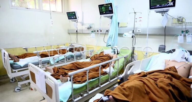 Sejumlah korban ledakan kamar mesin KMP Aceh Hebat 2 saat menjalani perawatan di Rumah Sakit Umum Daerah dr Zainoel Abidin (RSUDZA), Banda Aceh, Aceh, Jumat (12/6/2026). Foto Antara