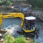 Alat berat atau bego melakukan pengerukan Sungai Code di Kota Yogyakarta. Jumat (3/7/2026). Foto Antara