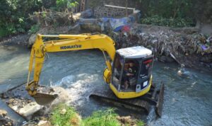 Alat berat atau bego melakukan pengerukan Sungai Code di Kota Yogyakarta. Jumat (3/7/2026). Foto Antara