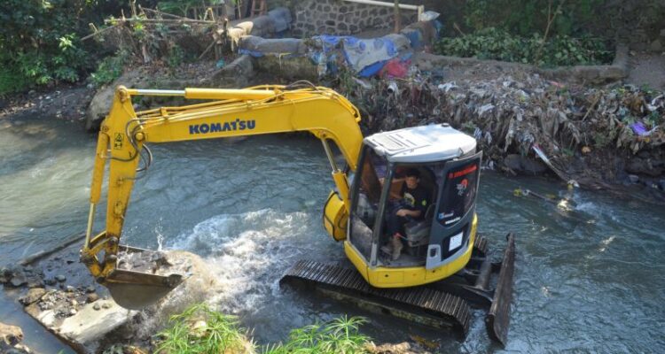 Alat berat atau bego melakukan pengerukan Sungai Code di Kota Yogyakarta. Jumat (3/7/2026). Foto Antara
