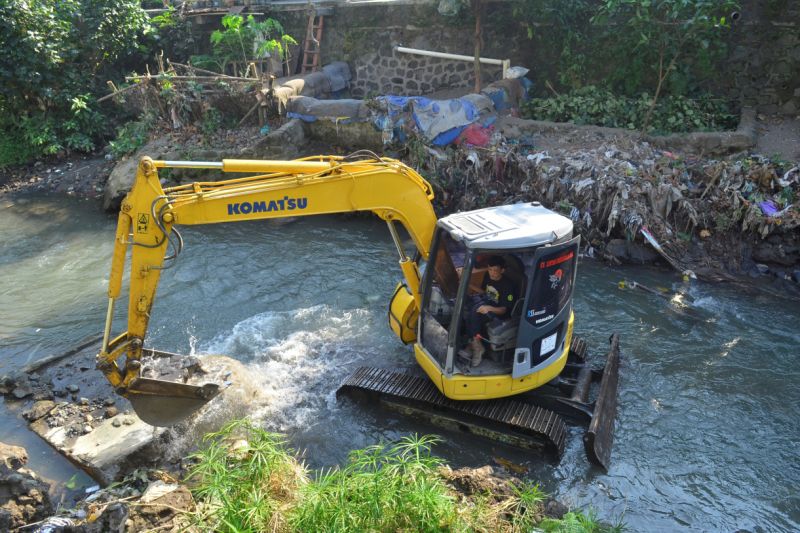 Alat berat atau bego melakukan pengerukan Sungai Code di Kota Yogyakarta. Jumat (3/7/2026). Foto Antara