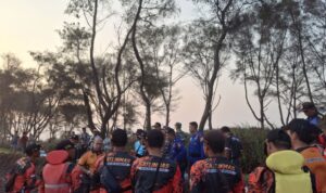 Personel SAR gabungan bersiap melakukan pencarian korban tenggelam di Pantai Gua Cemara Kabupaten Bantul Daerah Istimewa Yogyakarta. Minggu (5/7/2026). Foto Antara Personel SAR gabungan bersiap melakukan pencarian korban tenggelam di Pantai Gua Cemara Kabupaten Bantul Daerah Istimewa Yogyakarta. Minggu (5/7/2026). Foto Antara