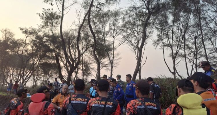 Personel SAR gabungan bersiap melakukan pencarian korban tenggelam di Pantai Gua Cemara Kabupaten Bantul Daerah Istimewa Yogyakarta. Minggu (5/7/2026). Foto Antara