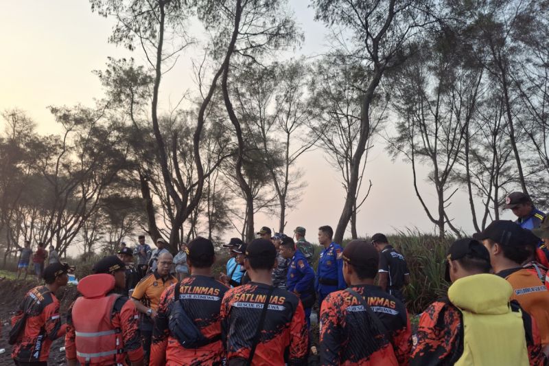 Personel SAR gabungan bersiap melakukan pencarian korban tenggelam di Pantai Gua Cemara Kabupaten Bantul Daerah Istimewa Yogyakarta. Minggu (5/7/2026). Foto Antara Personel SAR gabungan bersiap melakukan pencarian korban tenggelam di Pantai Gua Cemara Kabupaten Bantul Daerah Istimewa Yogyakarta. Minggu (5/7/2026). Foto Antara