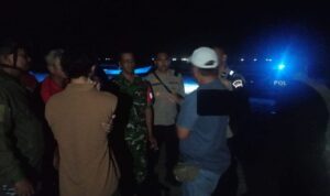 Sejumlah petugas melakukan pencarian korban yang hilang terseret arus ombak di Pantai Barat Pangandaran, Kabupaten Pangandaran, Jawa Barat, Jumat (17/7/2026) malam. Sumber foto: Antara Sejumlah petugas melakukan pencarian korban yang hilang terseret arus ombak di Pantai Barat Pangandaran, Kabupaten Pangandaran, Jawa Barat, Jumat (17/7/2026) malam. Sumber foto: Antara