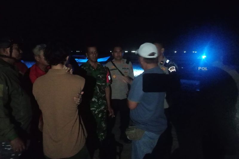 Sejumlah petugas melakukan pencarian korban yang hilang terseret arus ombak di Pantai Barat Pangandaran, Kabupaten Pangandaran, Jawa Barat, Jumat (17/7/2026) malam. Sumber foto: Antara Sejumlah petugas melakukan pencarian korban yang hilang terseret arus ombak di Pantai Barat Pangandaran, Kabupaten Pangandaran, Jawa Barat, Jumat (17/7/2026) malam. Sumber foto: Antara