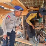 Anggota Polairud Polresta Pati melaksanakan patroli antisipasi kebakaran di galangan kapal di Juwana, Pati, Sabtu (18/7/2026). Sumber foto: Antara