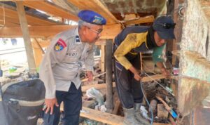 Anggota Polairud Polresta Pati melaksanakan patroli antisipasi kebakaran di galangan kapal di Juwana, Pati, Sabtu (18/7/2026). Sumber foto: Antara Anggota Polairud Polresta Pati melaksanakan patroli antisipasi kebakaran di galangan kapal di Juwana, Pati, Sabtu (18/7/2026). Sumber foto: Antara