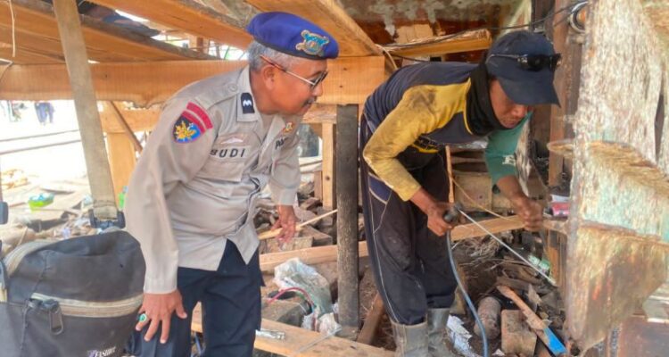 Anggota Polairud Polresta Pati melaksanakan patroli antisipasi kebakaran di galangan kapal di Juwana, Pati, Sabtu (18/7/2026). Sumber foto: Antara
