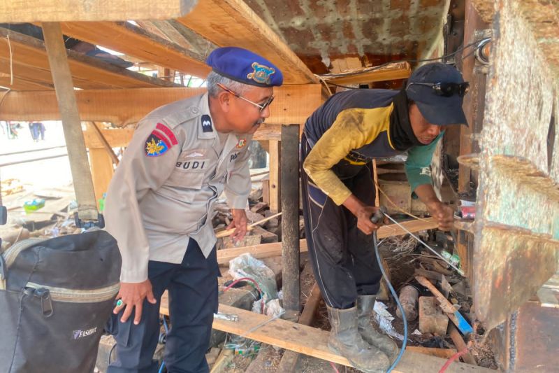 Anggota Polairud Polresta Pati melaksanakan patroli antisipasi kebakaran di galangan kapal di Juwana, Pati, Sabtu (18/7/2026). Sumber foto: Antara Anggota Polairud Polresta Pati melaksanakan patroli antisipasi kebakaran di galangan kapal di Juwana, Pati, Sabtu (18/7/2026). Sumber foto: Antara