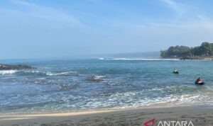 Suasana pantai di wilayah selatan Kabupaten Garut, Jawa Barat. Sumber foto: Antara Suasana pantai di wilayah selatan Kabupaten Garut, Jawa Barat. Sumber foto: Antara