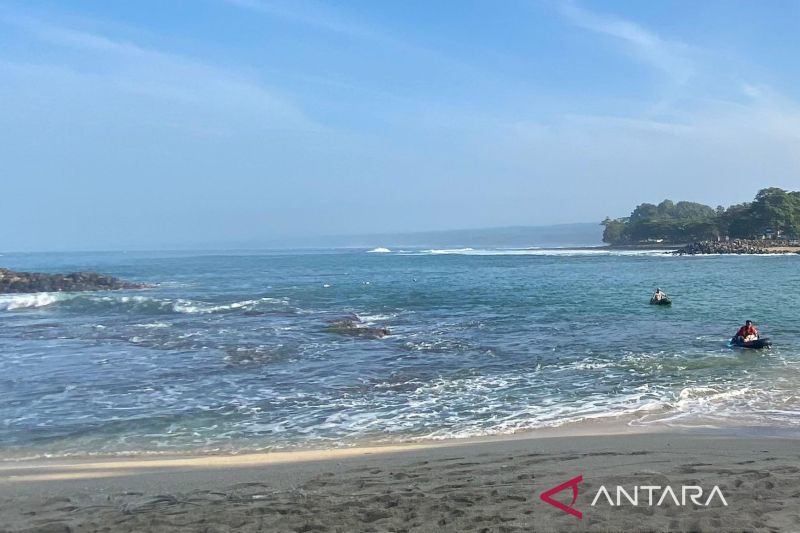 Suasana pantai di wilayah selatan Kabupaten Garut, Jawa Barat. Sumber foto: Antara Suasana pantai di wilayah selatan Kabupaten Garut, Jawa Barat. Sumber foto: Antara