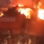Kapal milik Basarnas yang tengah melakukan perbaikan atau docking di kawasan Muara Baru, Jakarta Utara, terbakar, Rabu (22/7/2026) malam. Sumber foto: Antara