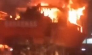 Kapal milik Basarnas yang tengah melakukan perbaikan atau docking di kawasan Muara Baru, Jakarta Utara, terbakar, Rabu (22/7/2026) malam. Sumber foto: Antara