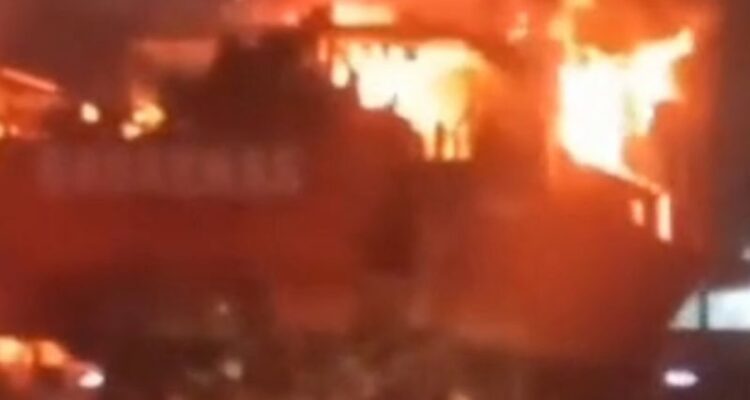 Kapal milik Basarnas yang tengah melakukan perbaikan atau docking di kawasan Muara Baru, Jakarta Utara, terbakar, Rabu (22/7/2026) malam. Sumber foto: Antara