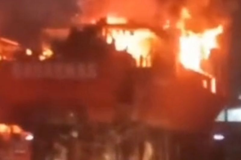 Kapal milik Basarnas yang tengah melakukan perbaikan atau docking di kawasan Muara Baru, Jakarta Utara, terbakar, Rabu (22/7/2026) malam. Sumber foto: Antara