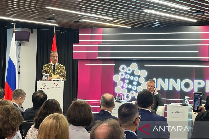 Industry Minister Agus Gumiwang Kartasasmita delivers his remarks at the Russian-Indonesian Industrial Dialogue Business Forum during the INNOPROM 2026 exhibition in Yekaterinburg, Russia, on Tuesday (July 7, 2026). Antara Photo Industry Minister Agus Gumiwang Kartasasmita delivers his remarks at the Russian-Indonesian Industrial Dialogue Business Forum during the INNOPROM 2026 exhibition in Yekaterinburg, Russia, on Tuesday (July 7, 2026). Antara Photo