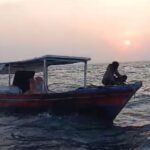 Kapal nelayan yang mengalami mati mesin dievakuasi petugas di perairan Pulau Pari, Kabupaten Kepulauan Seribu pada Selasa (28/7/2026). Sumber foto: Antara