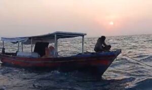 Kapal nelayan yang mengalami mati mesin dievakuasi petugas di perairan Pulau Pari, Kabupaten Kepulauan Seribu pada Selasa (28/7/2026). Sumber foto: Antara