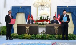 Indonesian President Prabowo Subianto (second right) and Singaporean Prime Minister Lawrence Wong (second left) witness the exchange of the document of the Joint Update on Defence Cooperation signed by Indonesia’s Defense Minister Sjafrie Sjamsoeddin and Singapore’s Coordinating Minister for Public Services and Defense Chan Chun Sing in Jakarta on Monday (July 6, 2026). Foto Antara