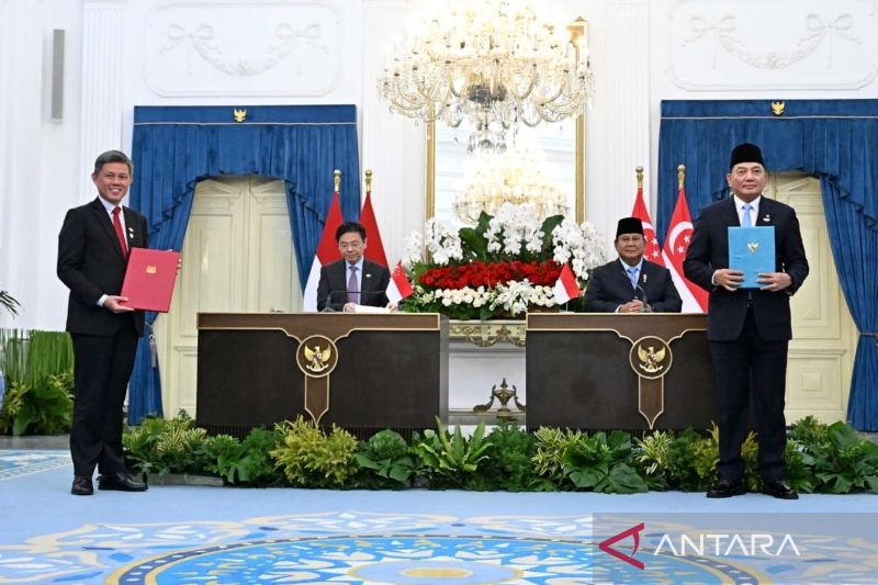 Indonesian President Prabowo Subianto (second right) and Singaporean Prime Minister Lawrence Wong (second left) witness the exchange of the document of the Joint Update on Defence Cooperation signed by Indonesia’s Defense Minister Sjafrie Sjamsoeddin and Singapore’s Coordinating Minister for Public Services and Defense Chan Chun Sing in Jakarta on Monday (July 6, 2026). Foto Antara Indonesian President Prabowo Subianto (second right) and Singaporean Prime Minister Lawrence Wong (second left) witness the exchange of the document of the Joint Update on Defence Cooperation signed by Indonesia’s Defense Minister Sjafrie Sjamsoeddin and Singapore’s Coordinating Minister for Public Services and Defense Chan Chun Sing in Jakarta on Monday (July 6, 2026). Foto Antara
