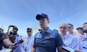 Menteri Koordinator (Menko) Bidang Infrastruktur dan Pembangunan Kewilayahan Agus Harimurti Yudhoyono (AHY) membahas relokasi kapal ikan Pelabuhan Benoa ke PPN Pengambengan, di Denpasar, Bali, Selasa (21/7/2026). Sumber foto: Antara Menteri Koordinator (Menko) Bidang Infrastruktur dan Pembangunan Kewilayahan Agus Harimurti Yudhoyono (AHY) membahas relokasi kapal ikan Pelabuhan Benoa ke PPN Pengambengan, di Denpasar, Bali, Selasa (21/7/2026). Sumber foto: Antara
